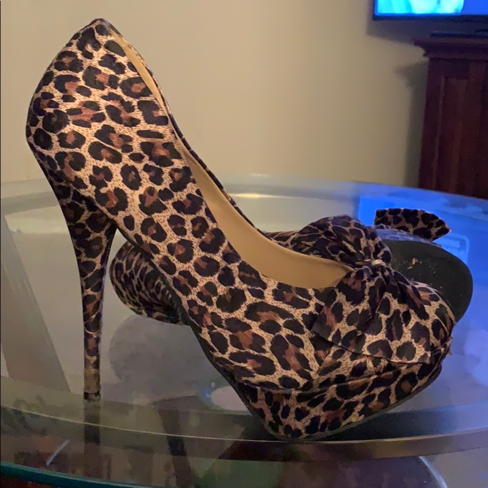 Leopard print pumps with a bow